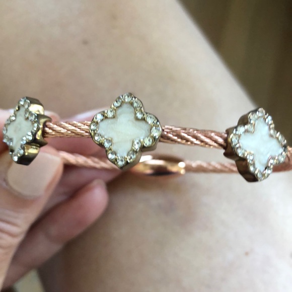 Rose gold Quatrefoil bracelet. - Picture 2 of 5
